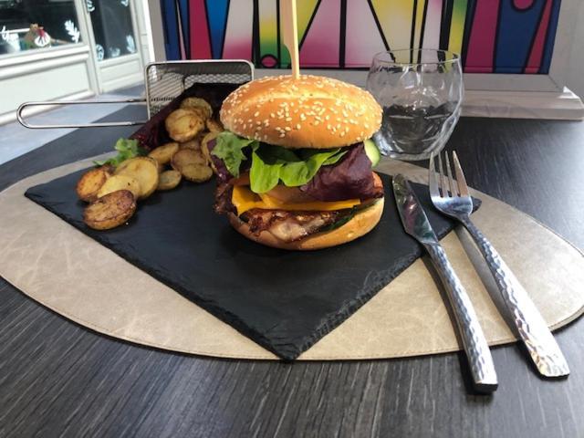 Logis - Hostellerie & Restaurant Du Marche Le Cateau-Cambresis 외부 사진