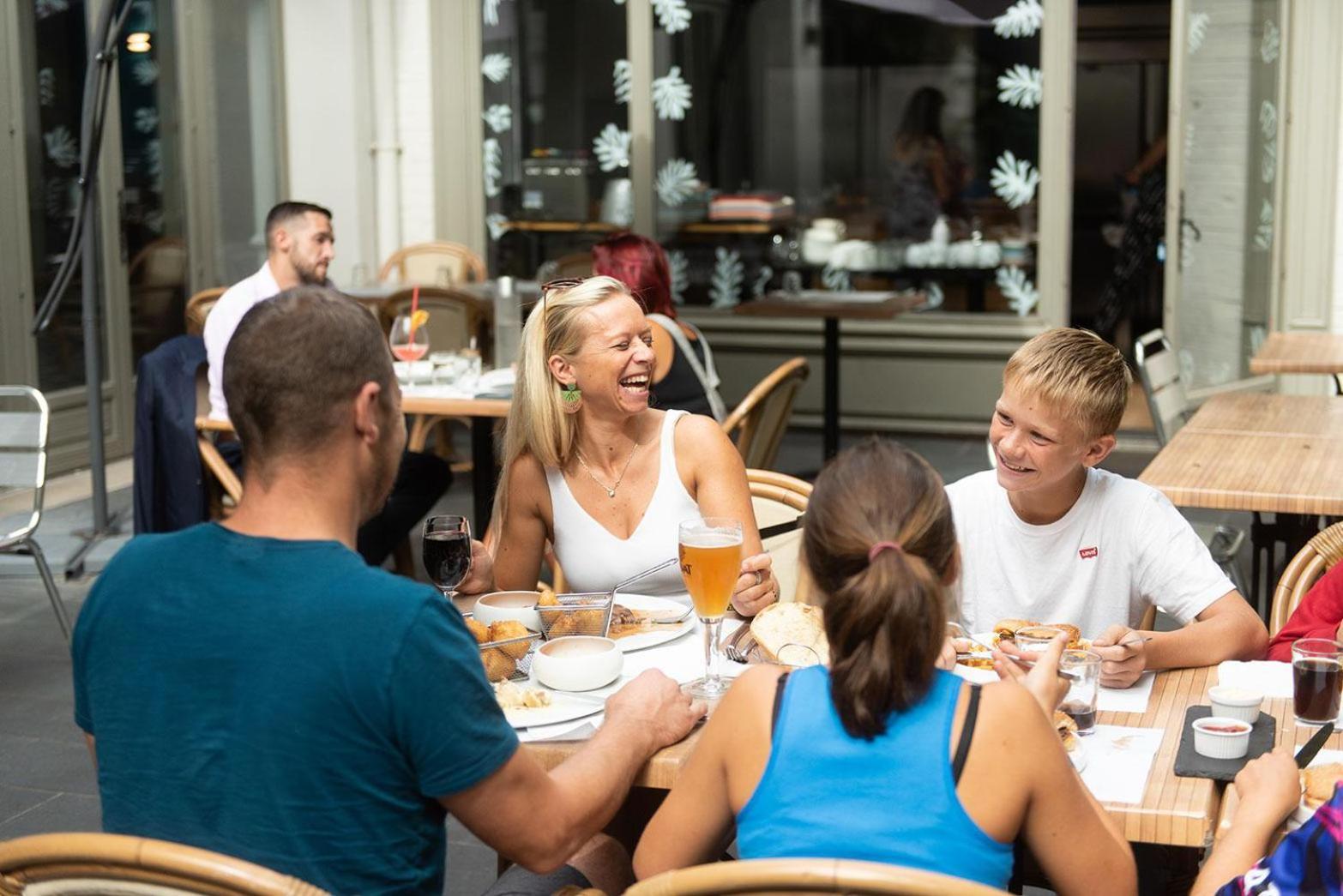 Logis - Hostellerie & Restaurant Du Marche Le Cateau-Cambresis 외부 사진