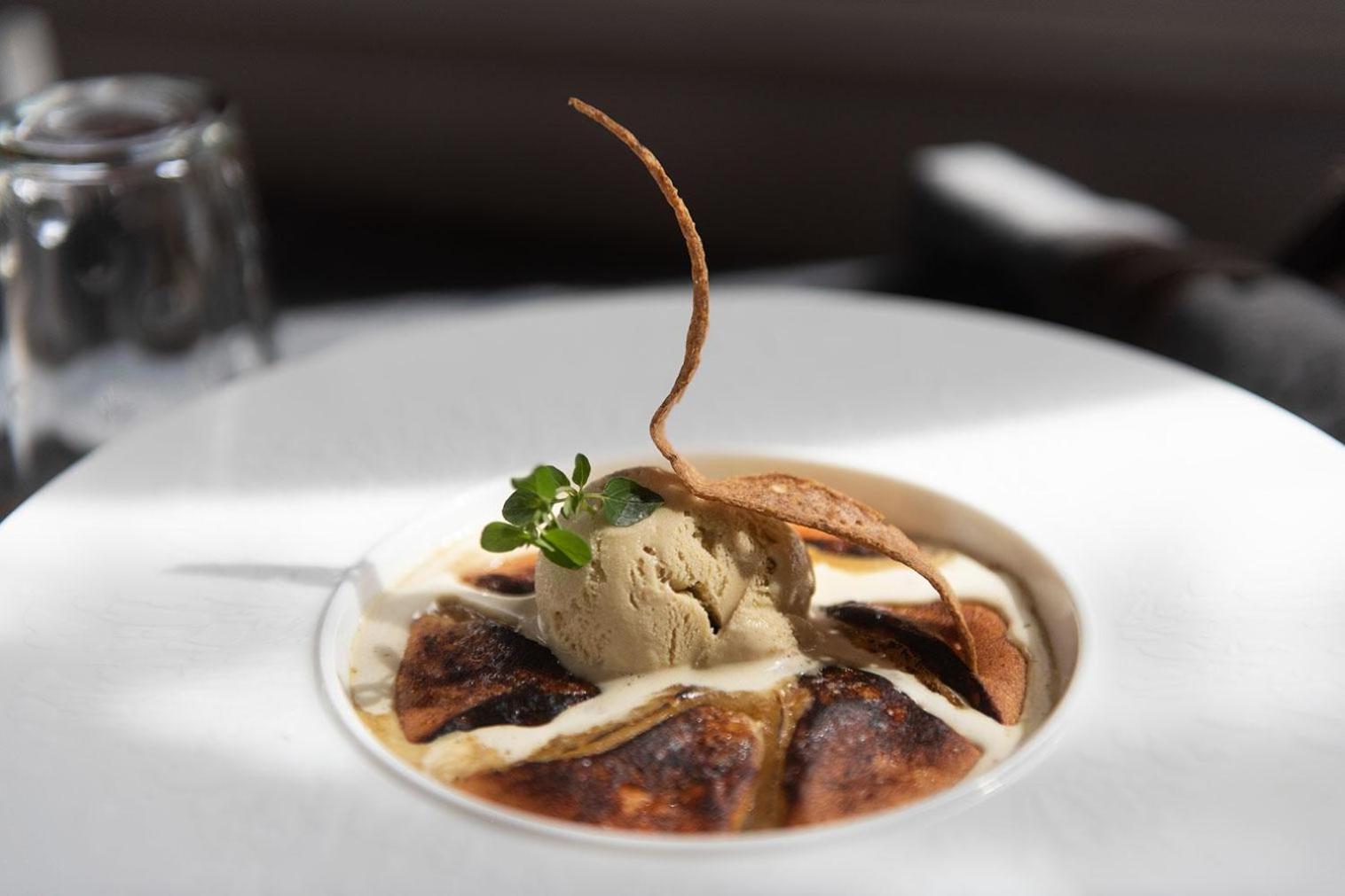 Logis - Hostellerie & Restaurant Du Marche Le Cateau-Cambresis 외부 사진
