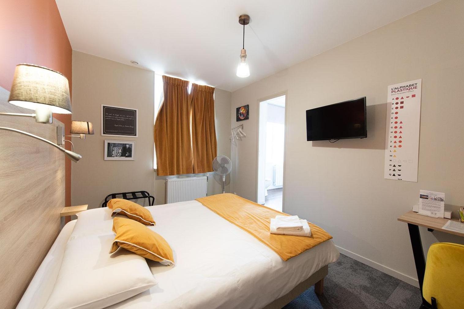 Logis - Hostellerie & Restaurant Du Marche Le Cateau-Cambresis 외부 사진