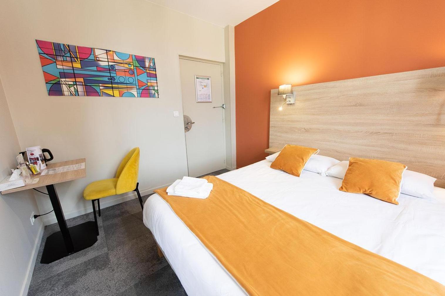 Logis - Hostellerie & Restaurant Du Marche Le Cateau-Cambresis 외부 사진