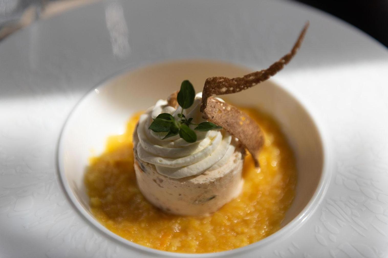 Logis - Hostellerie & Restaurant Du Marche Le Cateau-Cambresis 외부 사진