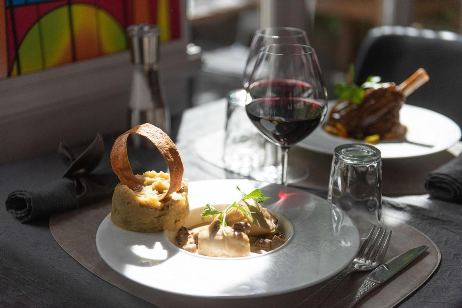 Logis - Hostellerie & Restaurant Du Marche Le Cateau-Cambresis 외부 사진